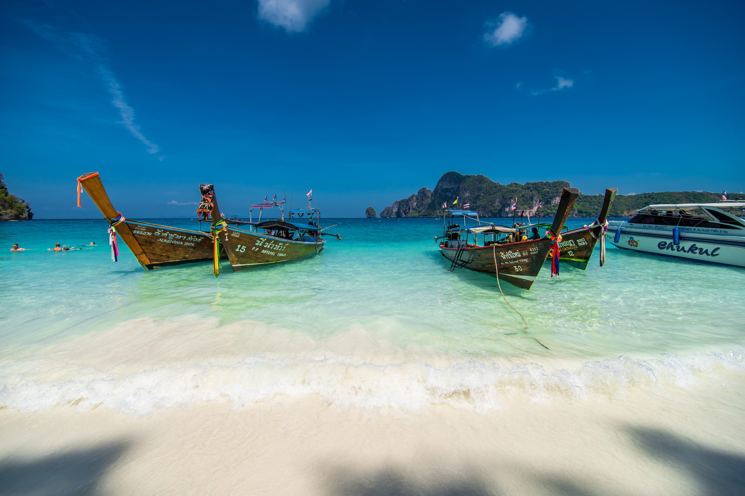 Thailändische Longtail-Boote im türkisblauen Wasser.