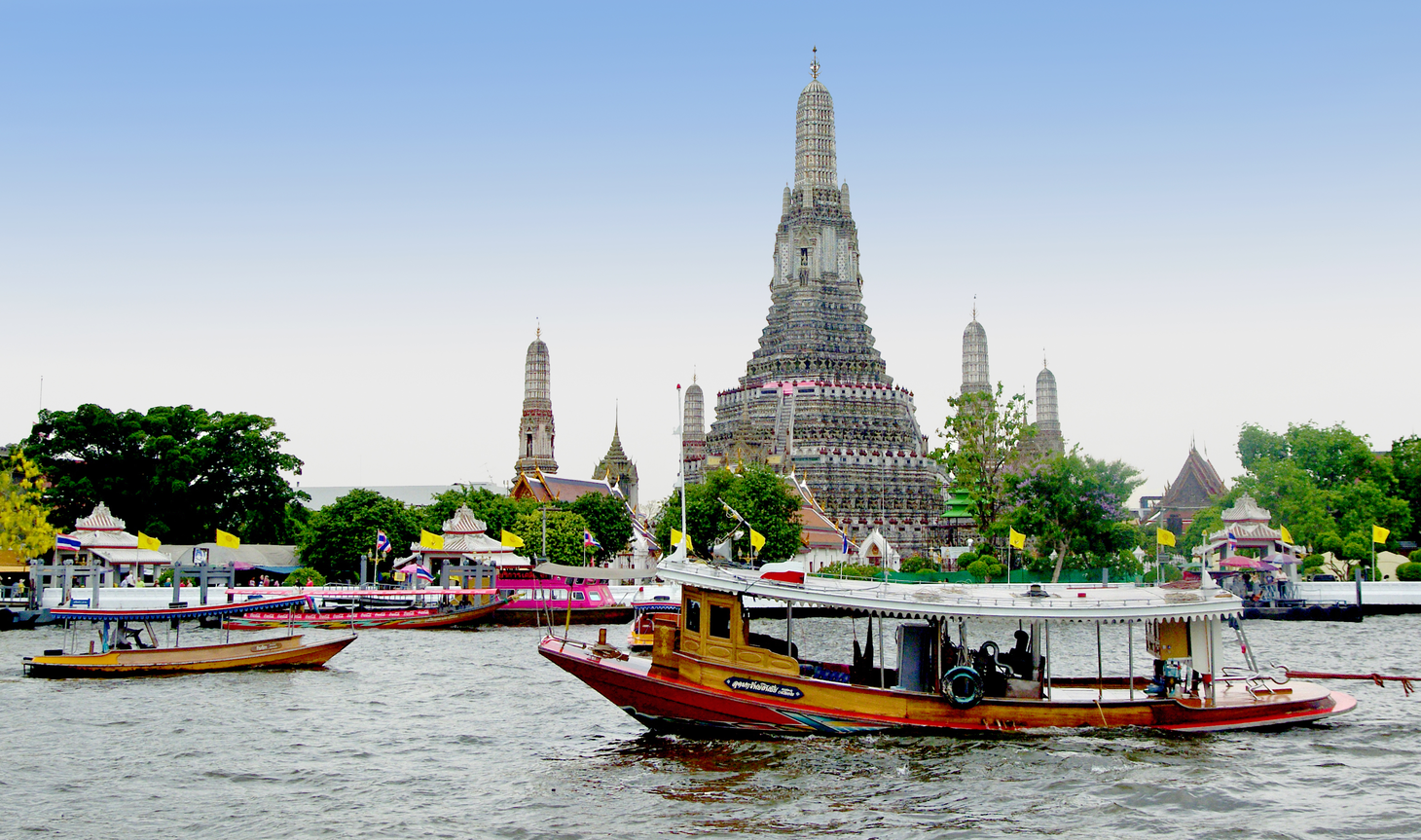 Wat Arun in Bangkok, vom Chao Phraya aus gesehen.